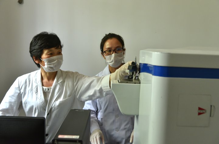 检测仪器操作现场
